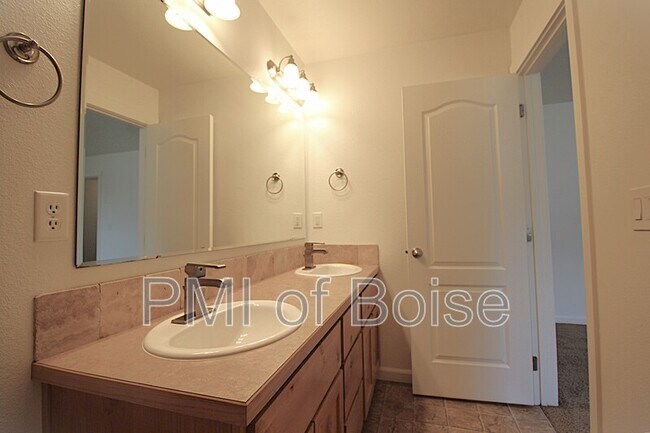 Building Photo - 1160 S Ruler Ave