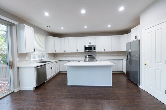 Building Photo - 16130 SW Loon Dr