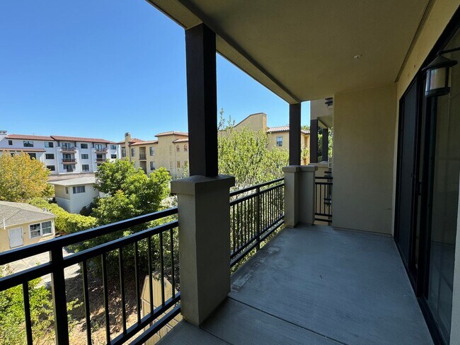 Building Photo - Updated Top Floor Unit -- Perfect Commuter Location -- Walking Distance to Laurel Street -- Must ...