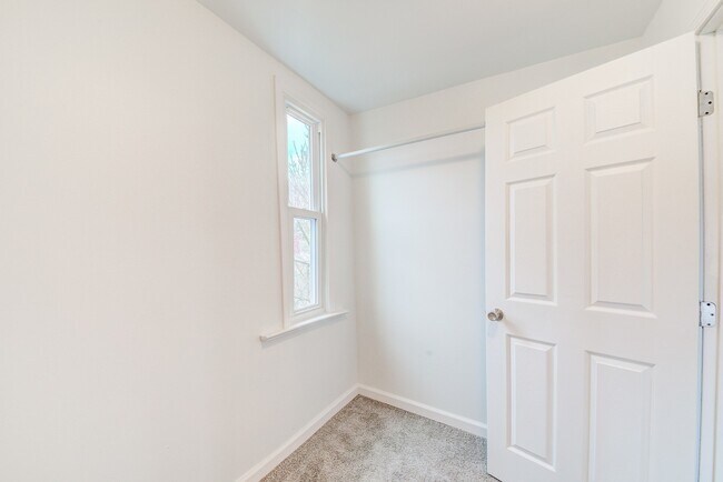 Building Photo - 744 Proctor Way