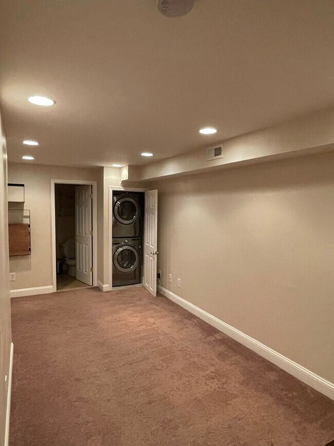 Building Photo - Charming 2 Bedroom/3.5 Bathroom Townhome i...