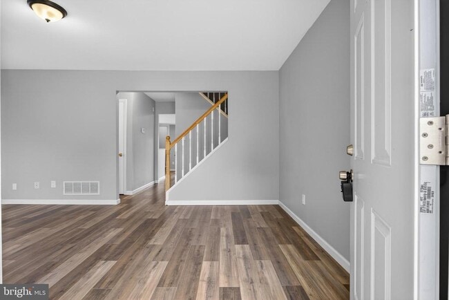 Building Photo - 46 Village Dr