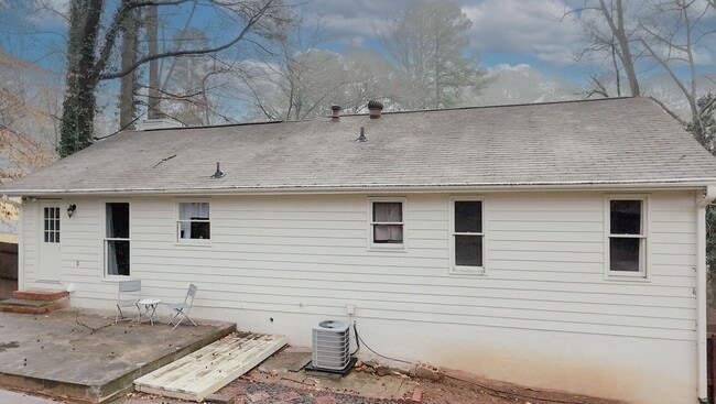 Building Photo - 1424 Shadowbrook Dr