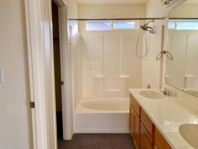 Building Photo - Beautiful 3 bed 2.5 bath Home with 2 car garage