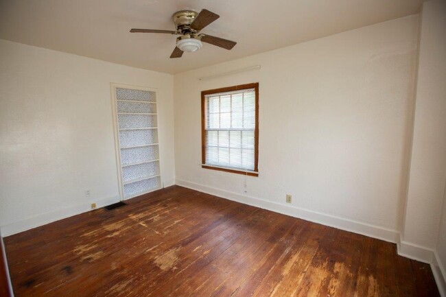Building Photo - 207 Private Room for Rent!