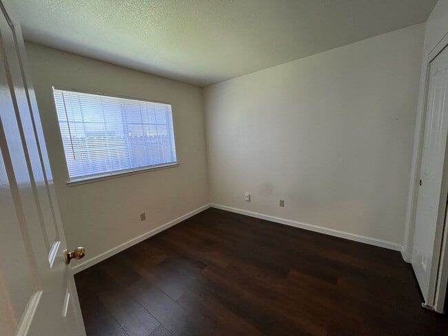 Building Photo - **Move-In Special! $1,000 off Second Month...