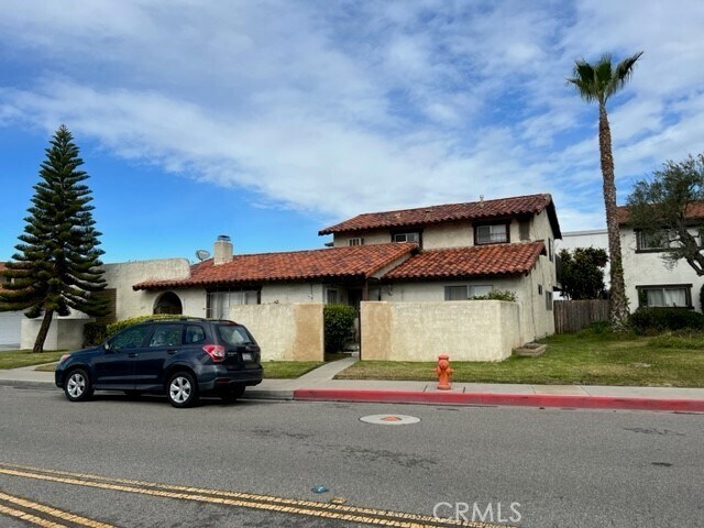 Primary Photo - 2635 E Almond Ave