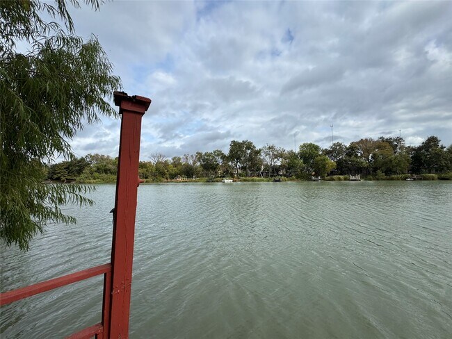 Building Photo - 107 Island Blvd