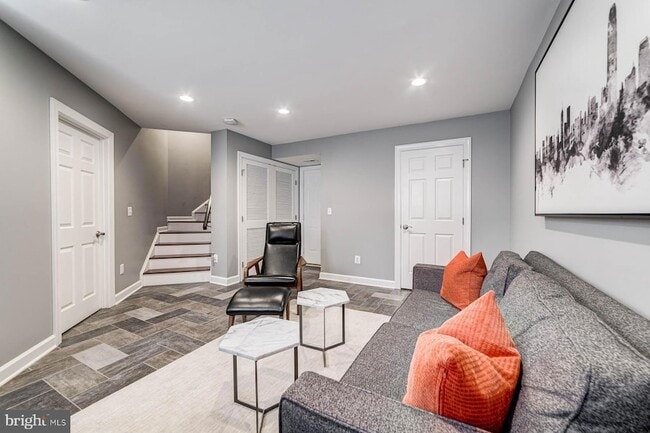 Building Photo - 947 Harrison Cir