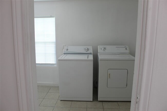 Building Photo - 229 Neyland St