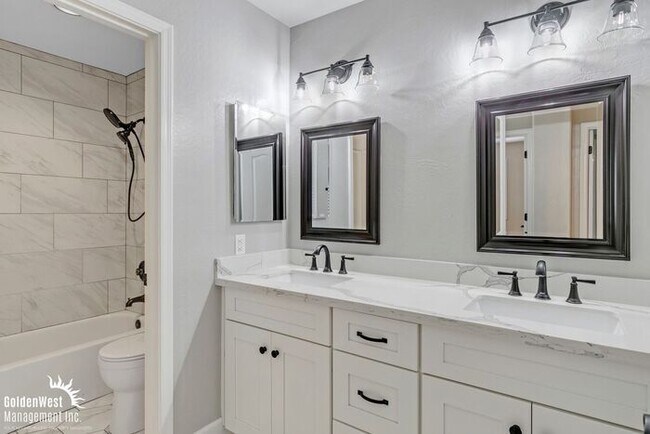 Building Photo - Modern 3bdm 3ba Home with Stylish Upgrades