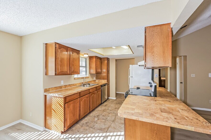 Building Photo - 1825 Prince Dr