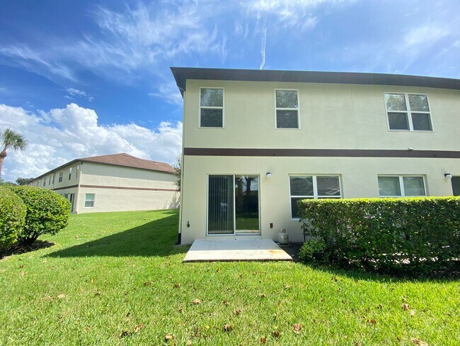 Building Photo - Beauiful Townhome in Tuscany Place. This i...