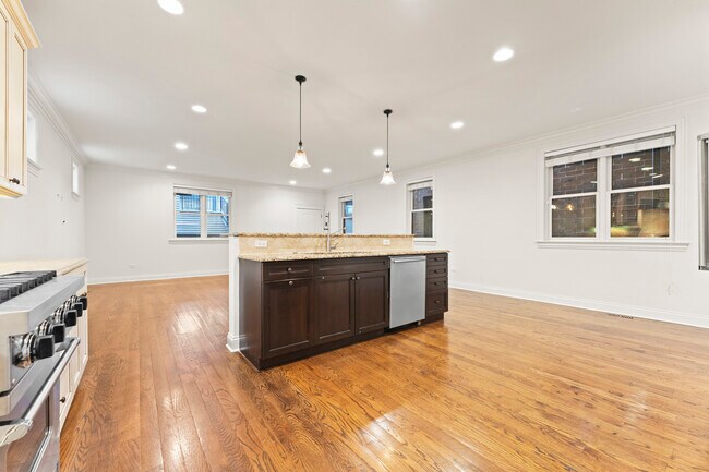 Building Photo - 3716 N Kenmore Ave