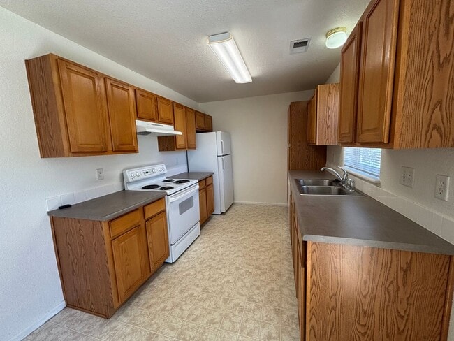 Building Photo - Rent Reduced! 3 Bedrooms, 2.5 Baths & a Layout Designed for Living