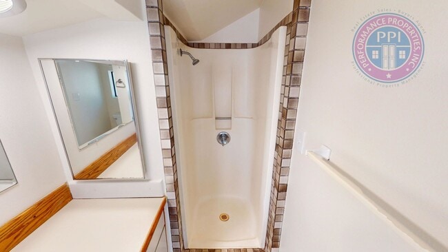Building Photo - Lake Oswego - Single Level Ranch, Great Ne...