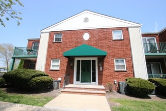 Building Photo - 65 Cedar Ave