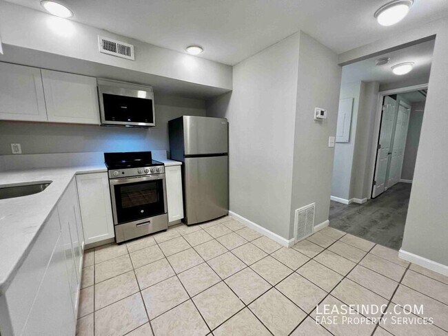 Building Photo - 1016 11th St NE