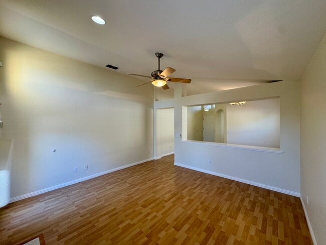 Building Photo - Spacious 3BD/2BA Home with 2-Car Garage in Desirable Antelope