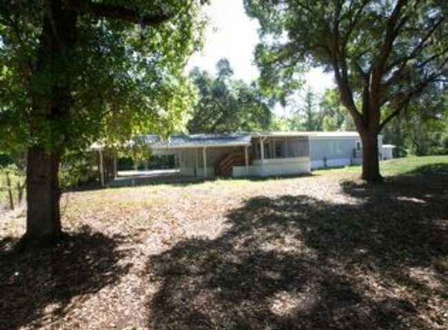 Building Photo - Country living charmer!