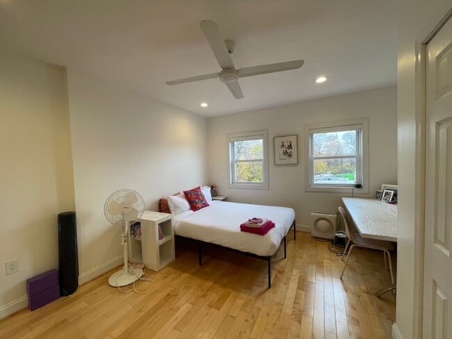Building Photo - Stylishly Renovated 3 bedroom, 2.5 bath wi...