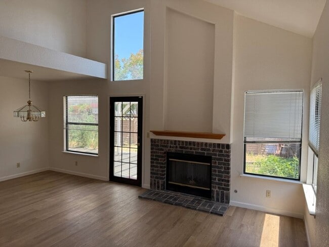 Building Photo - Modern 4 Bedroom 3 Car Garage Dixon *Star ...