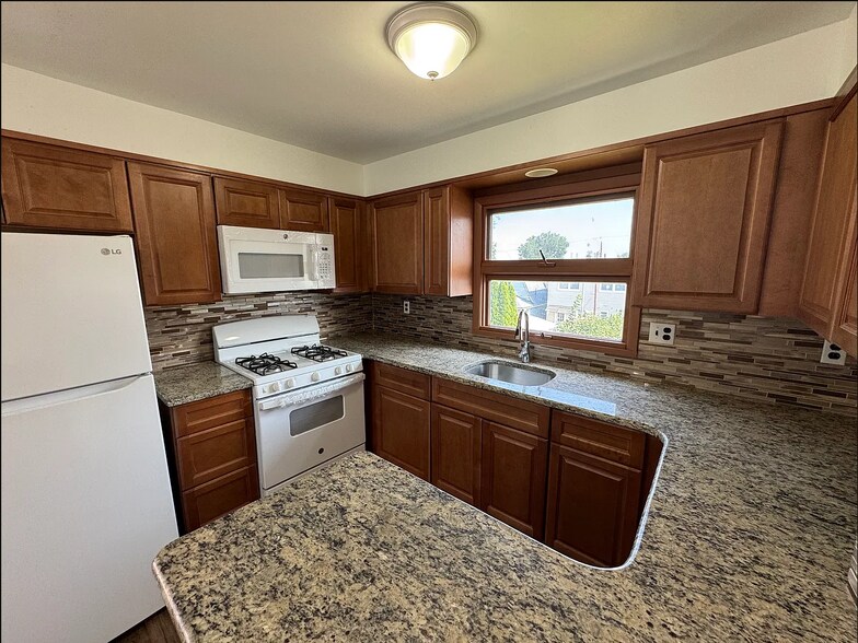 Building Photo - 164 Eagle St