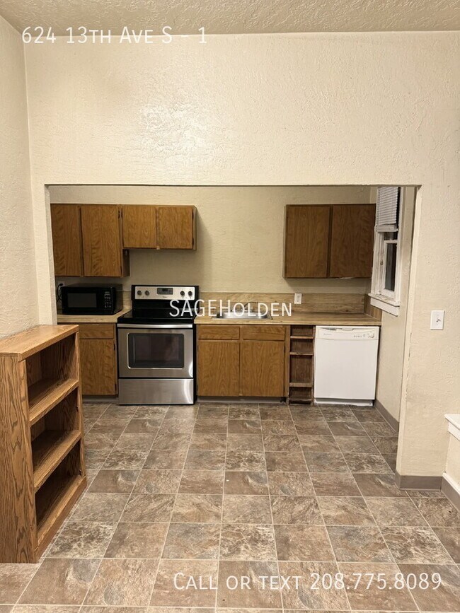 Building Photo - 624 13th Ave S