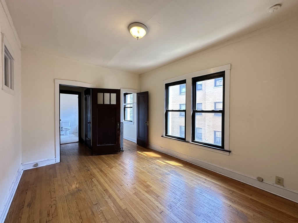 Building Photo - 2434 N Sawyer Ave