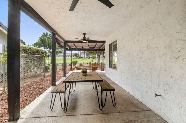 Building Photo - CANYON LAKE 3 BED 2 BATH ON GOLF COURSE