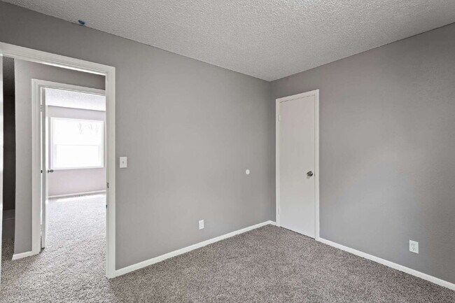Building Photo - Spacious and updated townhome in Olathe!  1st month is Free!*