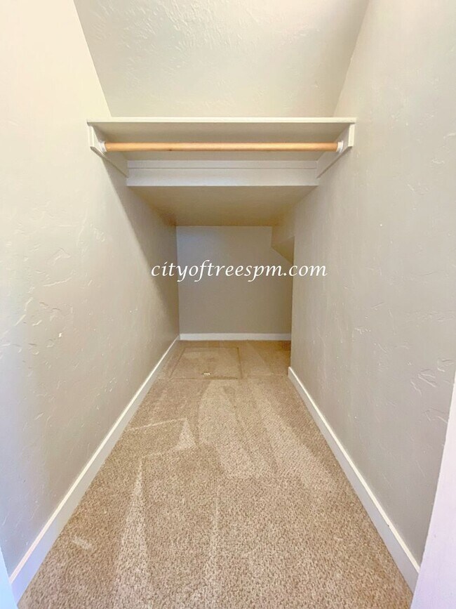 Building Photo - Beautiful Home in Quiet Neighborhood