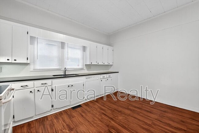Building Photo - 207 Doster Ave