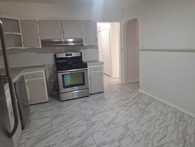 Building Photo - Harper Woods bungalow