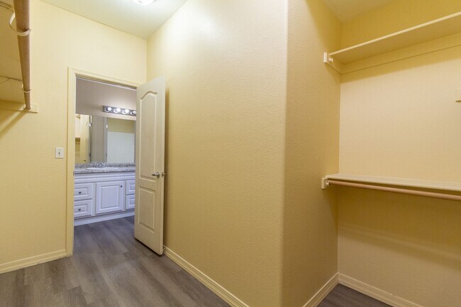 Building Photo - Beautiful, freshly upgraded 2 bedroom/ 2 bathroom condo in Mesa!