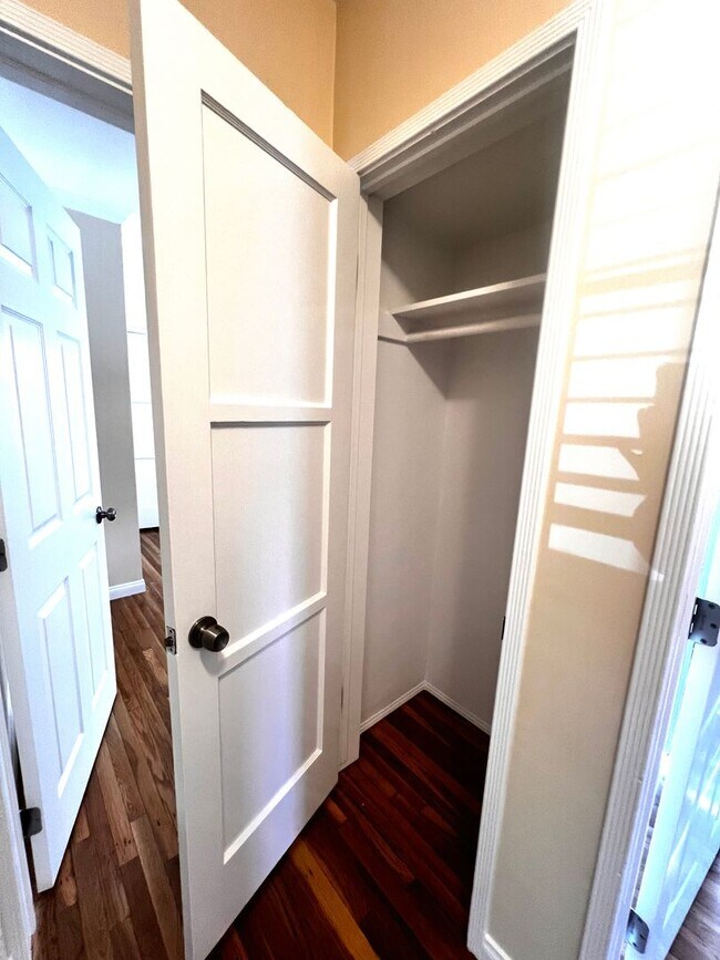 Building Photo - Single Family. 3-bed Home - Desireable Neighborhood!