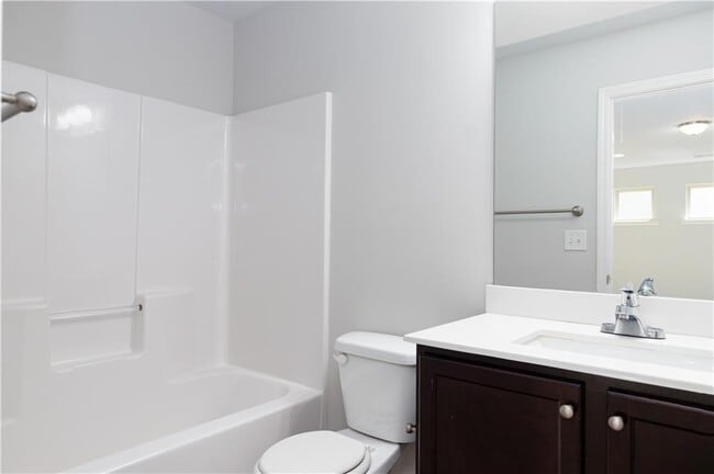 Building Photo - 4758 Highland Ave