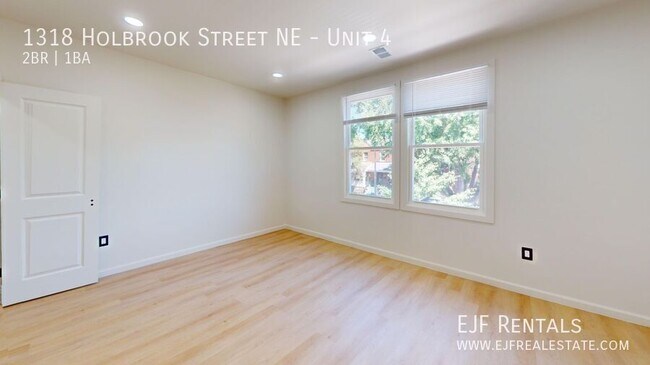 Building Photo - 1318 Holbrook St NE