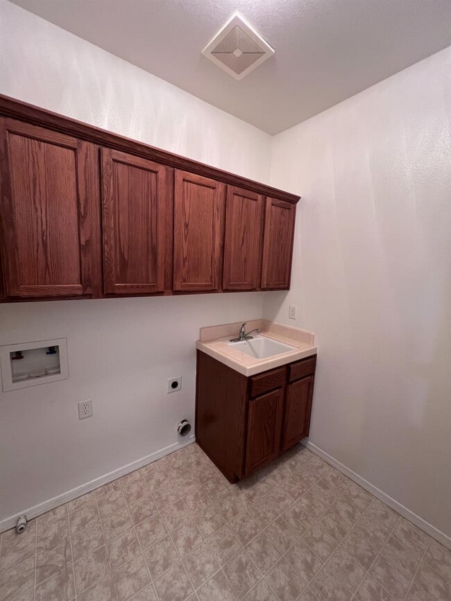 Building Photo - 770 W Brittany Ln