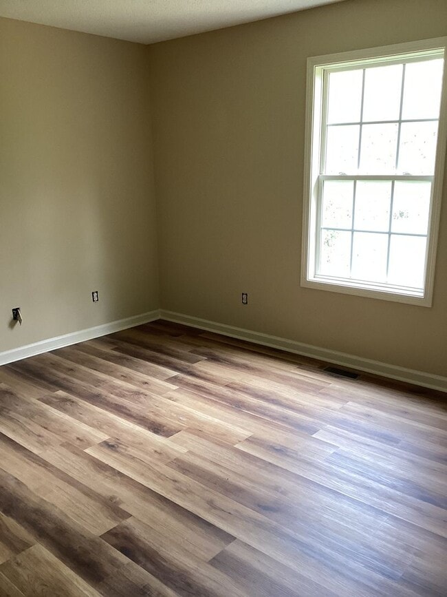 Building Photo - 3 Bedroom / 2 Bath Split-Foyer Home  Kings...