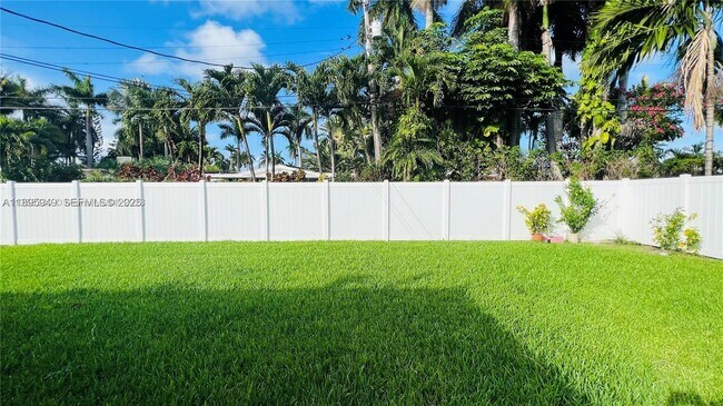 Building Photo - 911 N 14th Ave