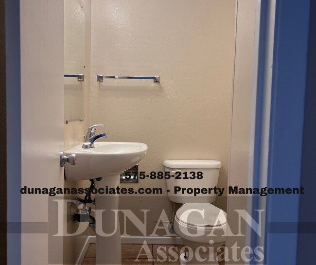 Building Photo - Spacious 3 bed,  1 1/2 bath