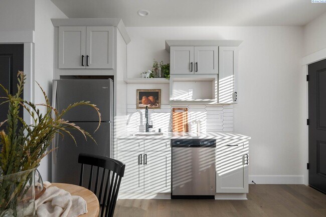 Building Photo - Generational suite w/separate entrance!