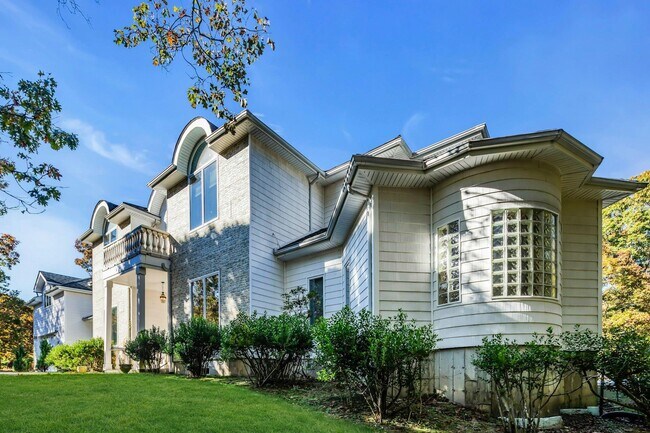 Building Photo - 10 Bay Woods Dr