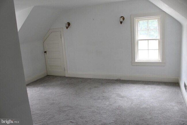 Building Photo - 490 Bancroft Rd
