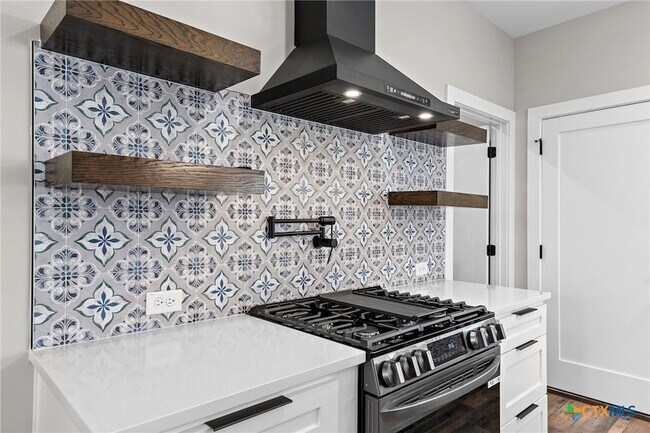 Building Photo - 2204 Magnolia Dr