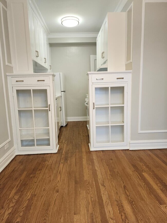 Building Photo - Edgewater Studio with Heat and Cooking Gas Included ~ No Security Deposit ~ Cat Friendly