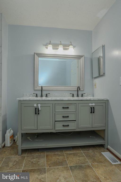 Building Photo - 359 Point to Point Rd