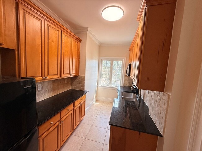 Building Photo - One Bedroom / One Bath Condo