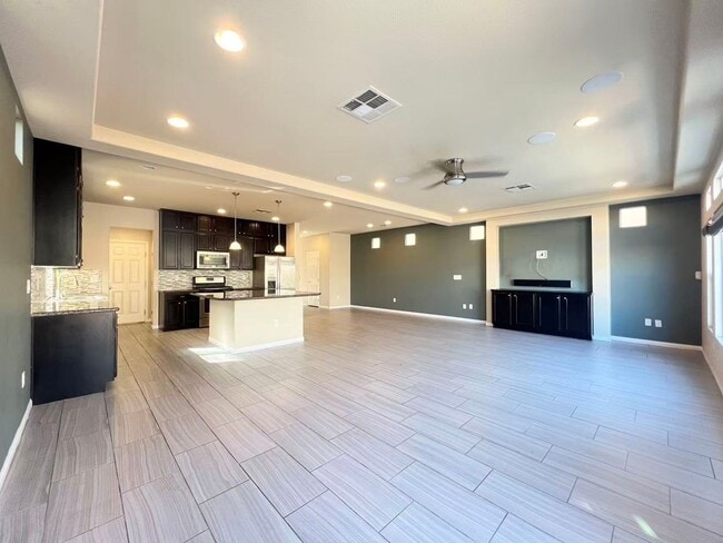 Building Photo - Beautiful 2 story single house